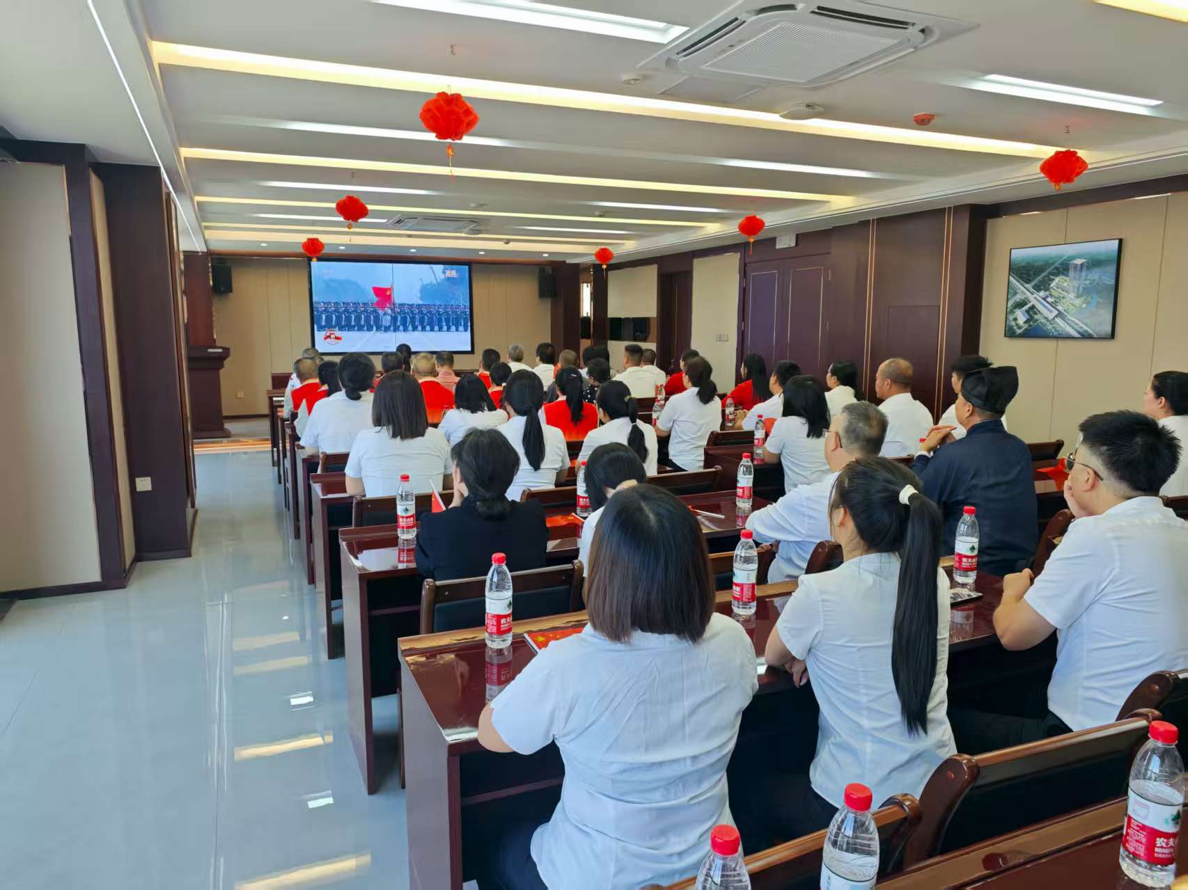 易順建工集團有限公司聯合松溪縣委統戰部機關集中集中觀看紀念中國人民抗日戰爭暨世界反法西斯戰爭勝利80周年大會